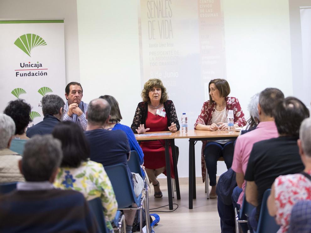 Representantes de Toc Zaragoza con Aurelio López, de Toc Granada, ayer en el centro cívico de las Esquinas.