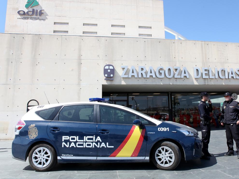 Un coche patrulla en la puerta de la estación de Delicias