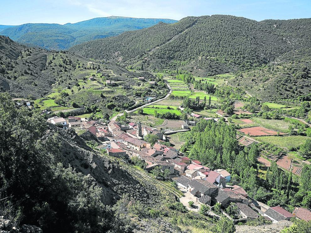 Equidistante entre Teruel y la estación de esquí de Aramón-Javalambre, la localidad cuenta con dos referencias de turismo rural, Casa Torta y El Salobral; además, está recuperando patrimonio.