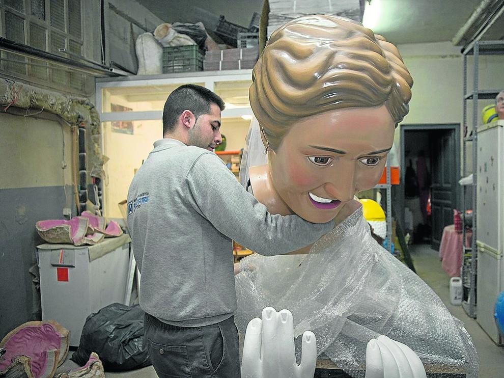 El joven José M.ª Sánchez, en su taller de Terrer, donde elabora los cabezudos.