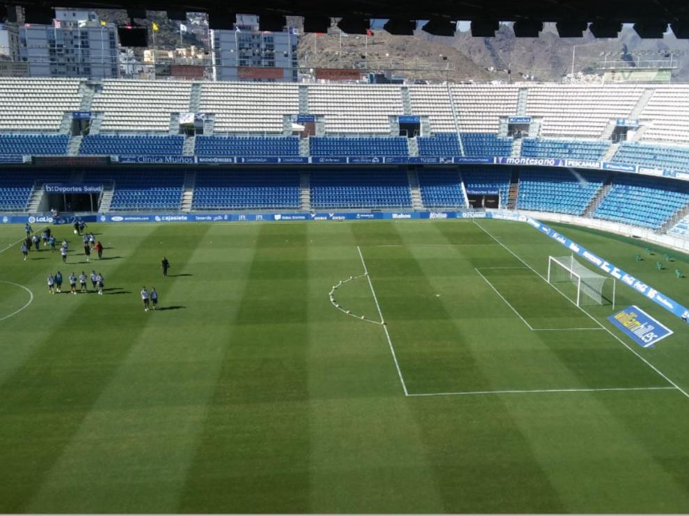 El estadio Heliodoro Rodríguez de Tenerife hora y media antes del inicio del partido, con los jugadores llegando a los vestuarios.