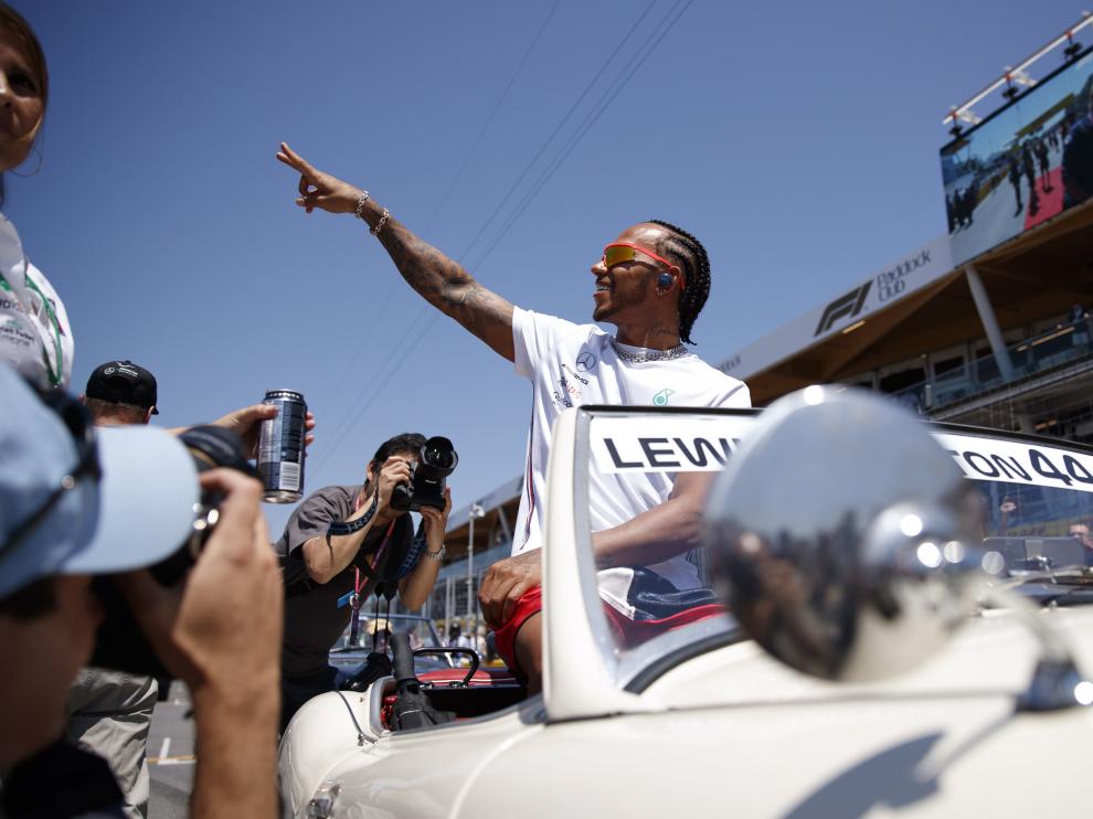 Lewis Hamilton saluda a los aficionados en el desfile previo al Gran Premio de Canadá.