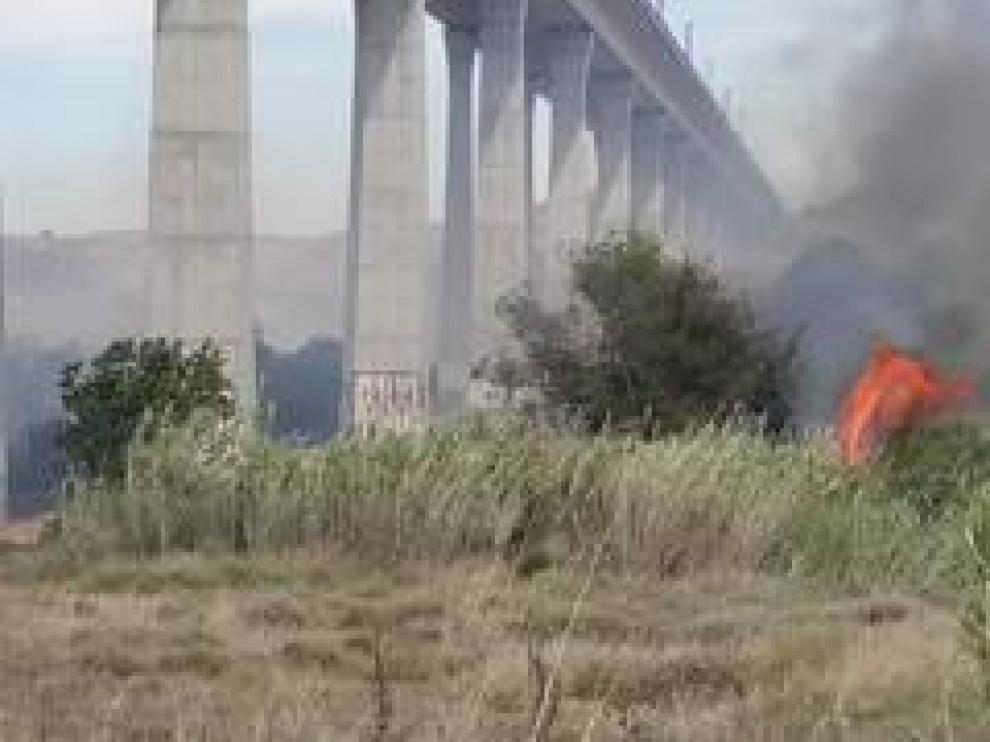 Por el momento, se desconocen las causas del fuego,para cuya extinción ha sido necesaria la labor de varias dotaciones de bomberos.