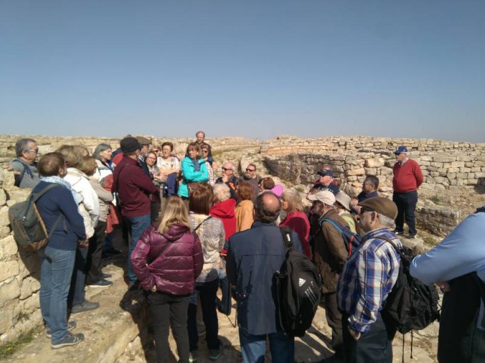 Alumnos de la Universidad de la experiencia de Zaragoza, el pasado marzo, en el Cabezo de Alcalá.