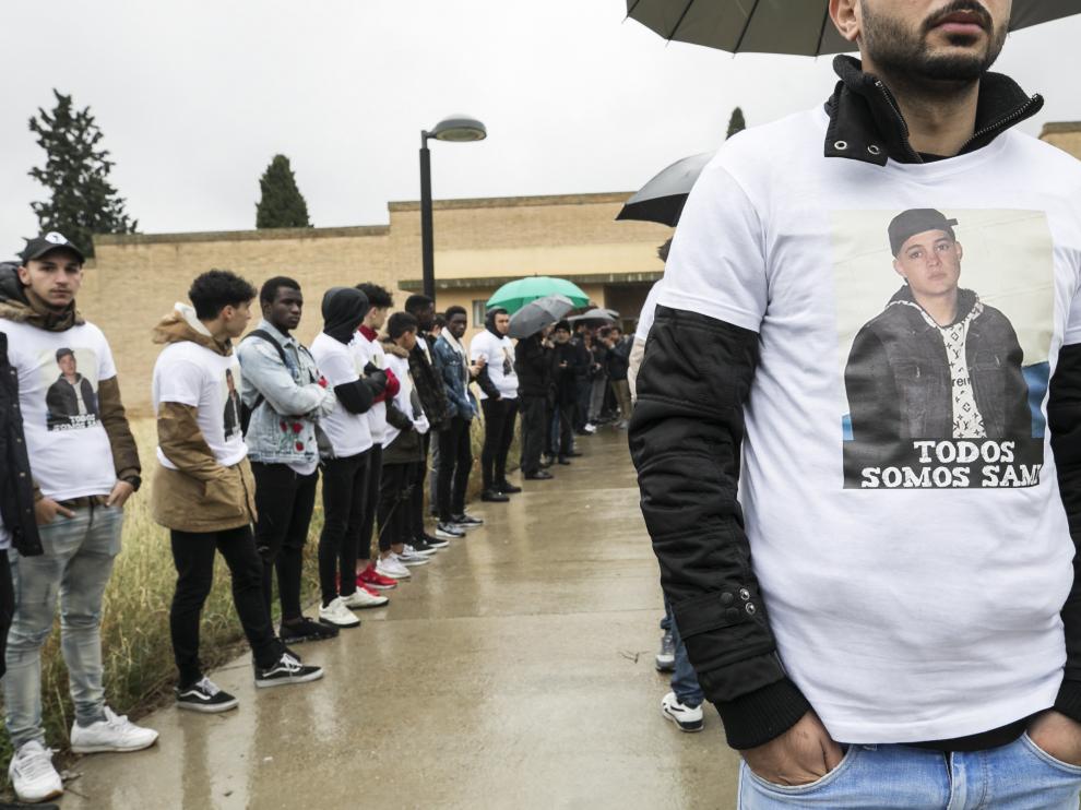 Amigos del joven Hami Samidi, el día que fue enterrado en el cementerio musulmán de Zaragoza.