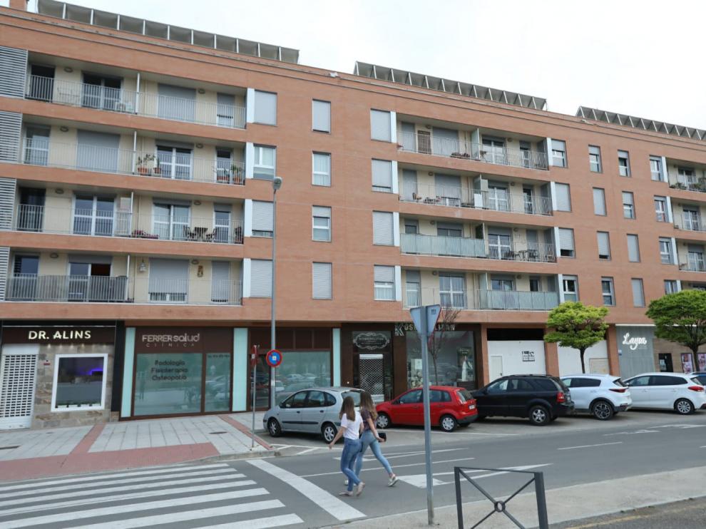 El edificio de VPO se encuentra en la calle Teruel, en Huesca, y fue construido sobre los terrenos del antiguo cuartel de Artillería.