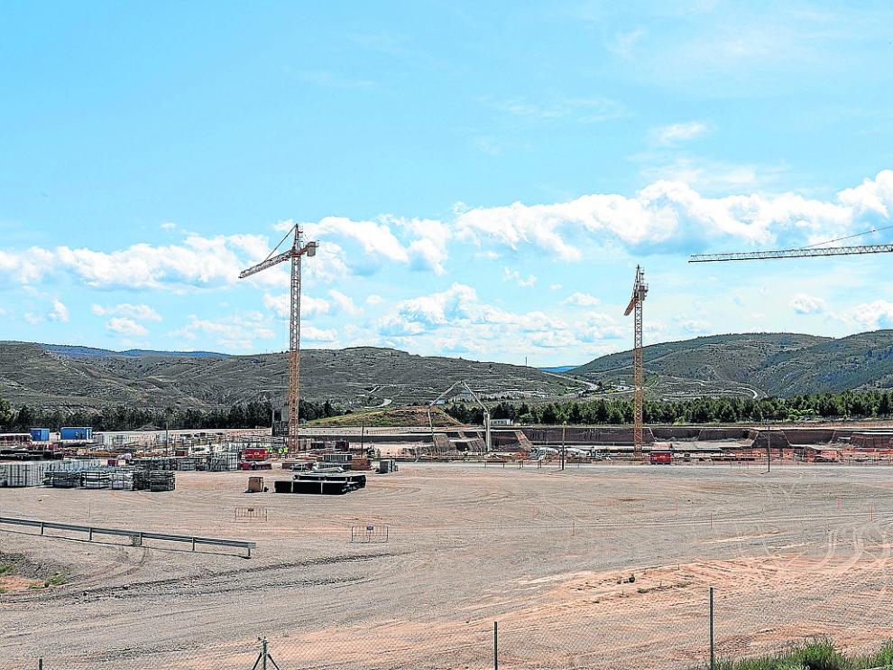 El montaje de las tres grúas en el Planizar motivó una orden de paralización del Ayuntamiento