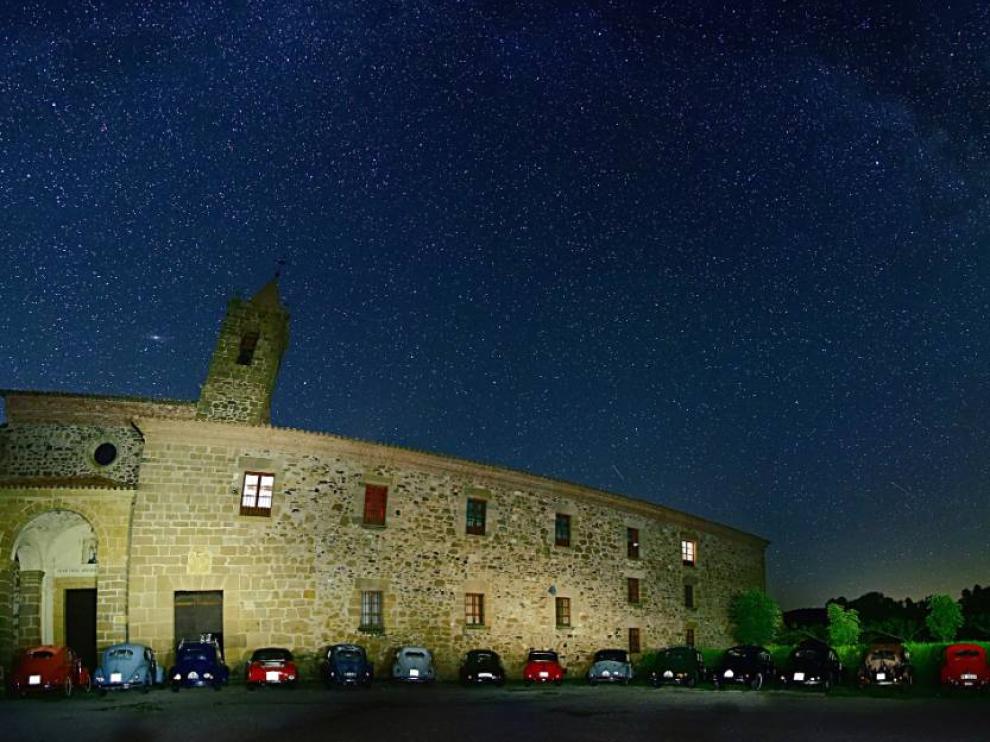 Volkswagen escarabajo delante del monasterio del Olivar, en Estercuel.