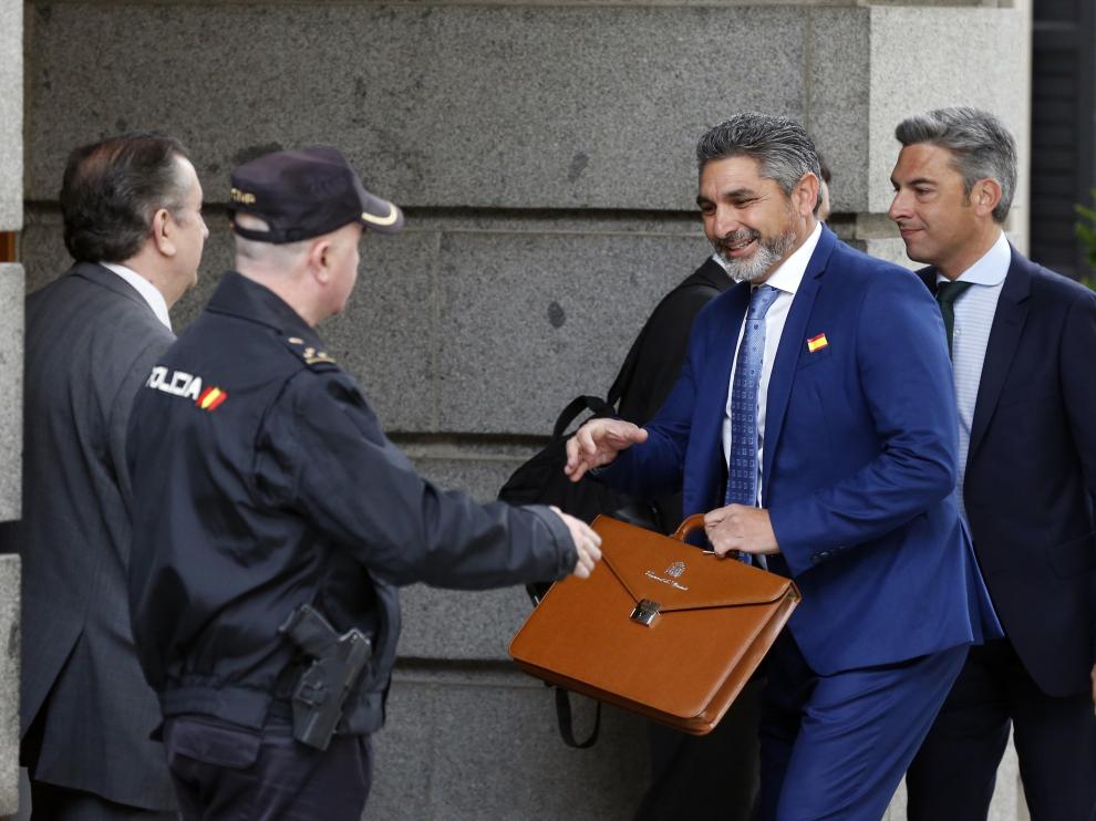 Juan José Cortes a su llegada a las Cortes en su sesión constitutiva en mayo.
