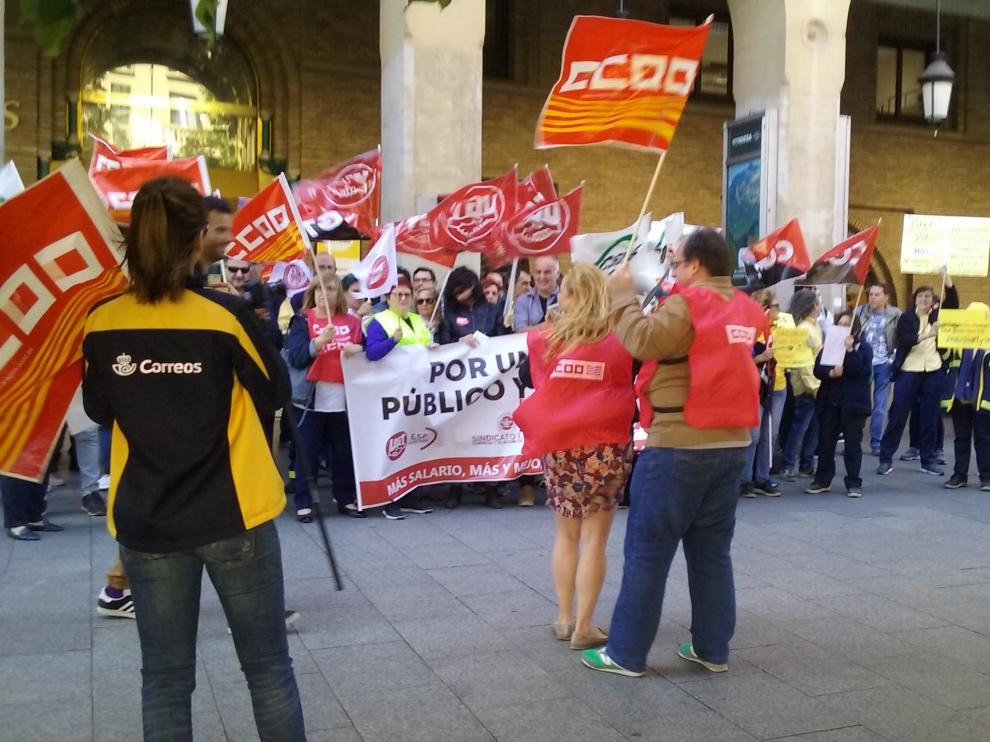 Protesta de los empleados de Correos en la sede de Zaragoza.
