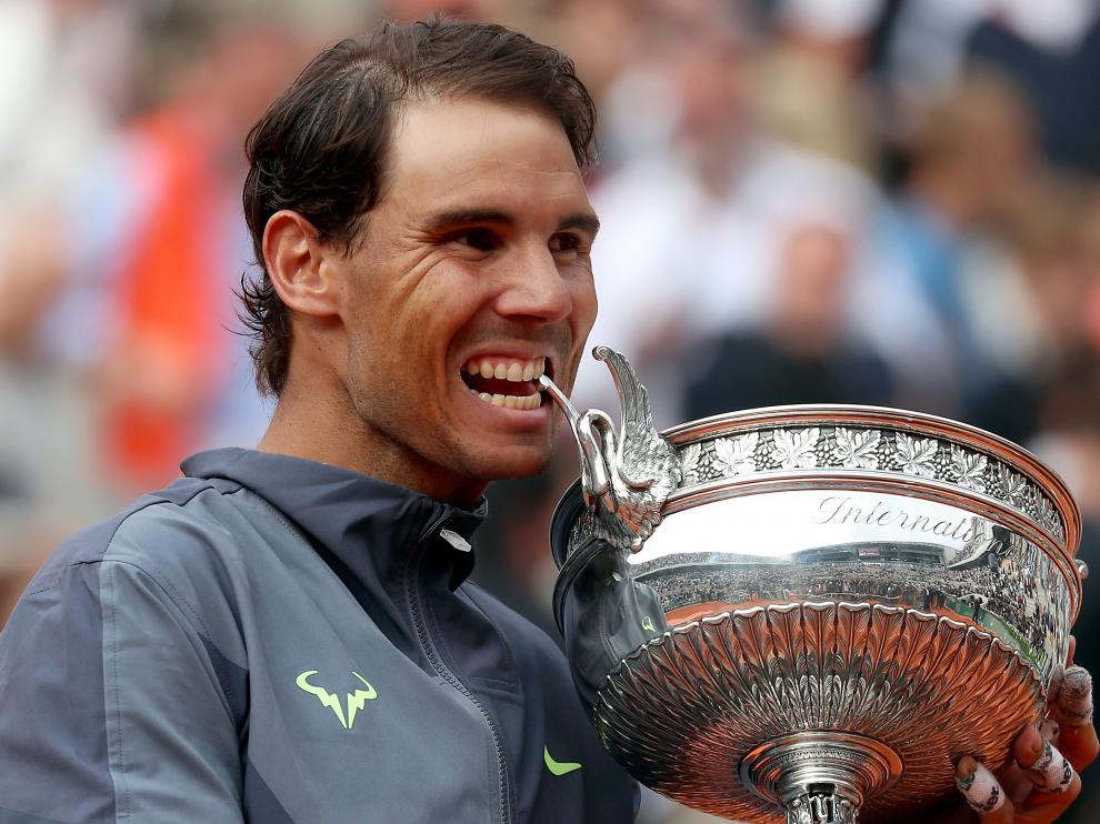 Rafa Nadal posa con su trofeo tras ganar por duodécima vez el Roland Garros.