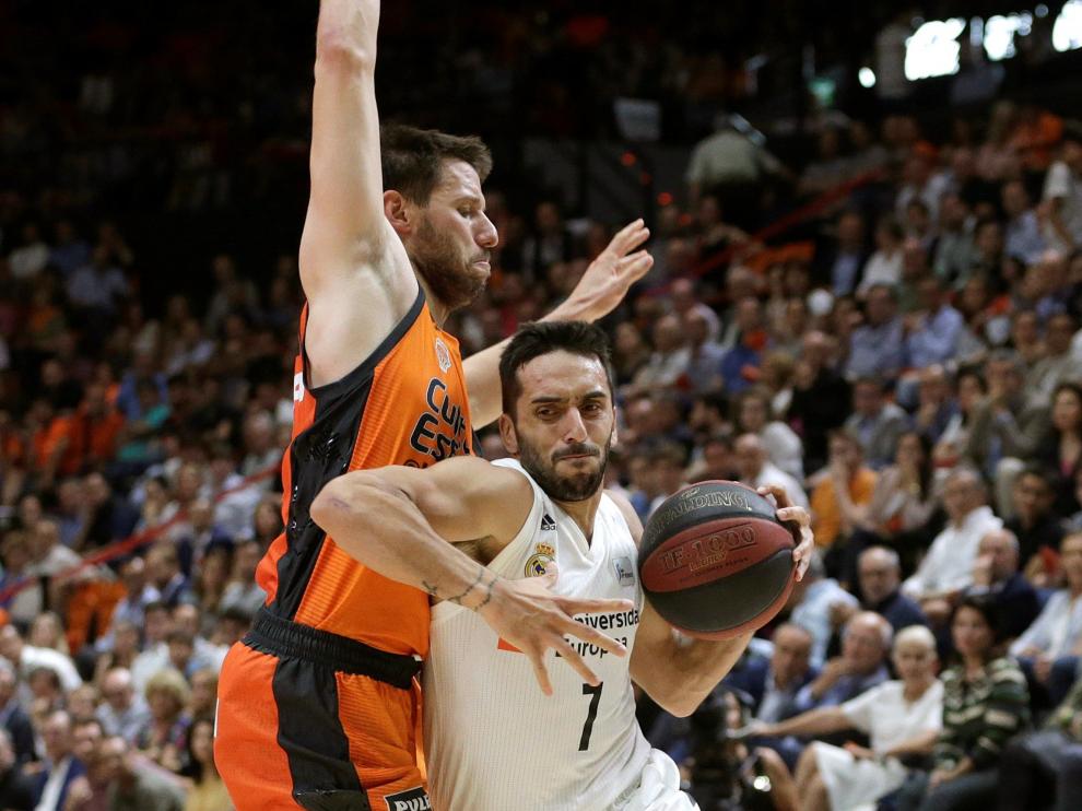 El Real Madrid contra el Valencia Basket, durante el tercer partido del playoff de semifinales de la Liga Endesa.
