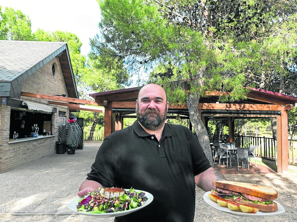 David Linares, con algunas propuestas que ofrecen en Pinares de Venecia.