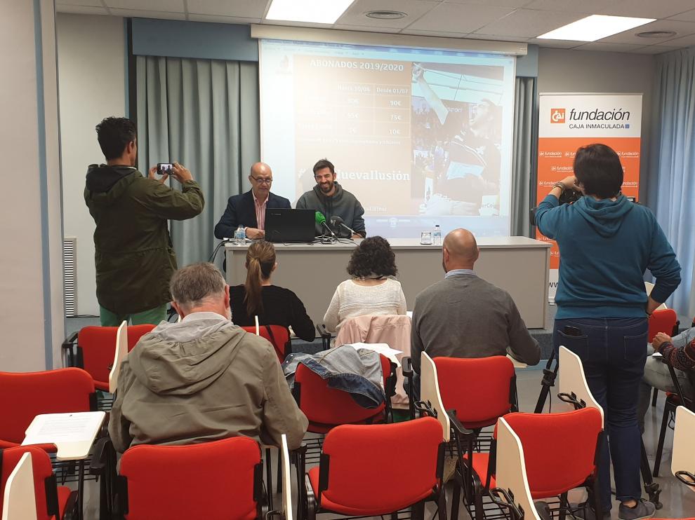 El presidente del CV Teruel, Carlos Ranera, a la izquierda, y el segundo entrenador, Maxi Torcello, durante la rueda de prensa.