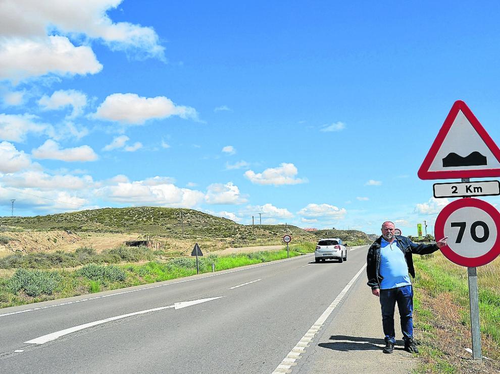 Fernando Lapeña, en la A-126 junto a uno de los carteles con la limitación de velocidad.