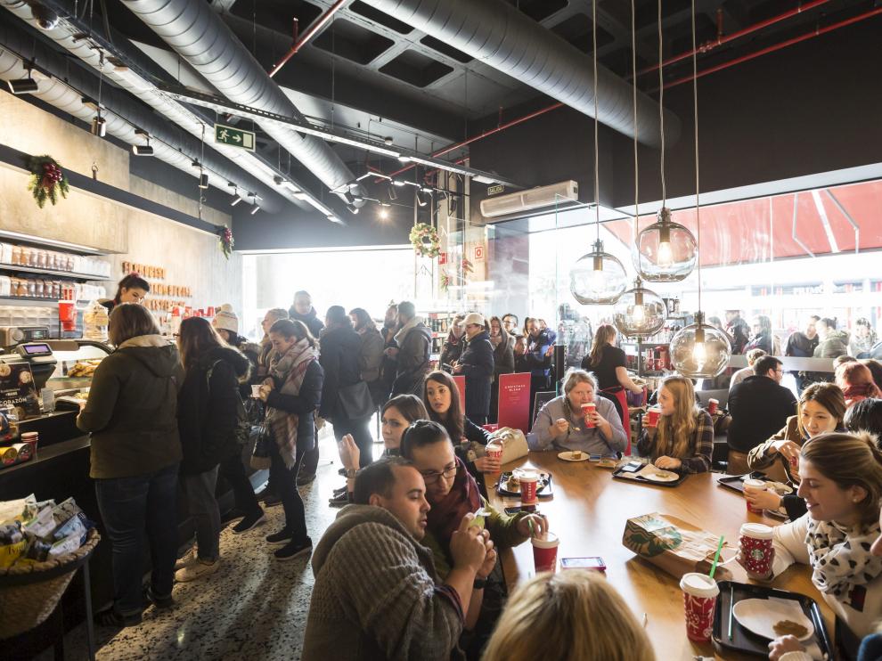 Puerto Venecia, planta baja canal Starbucks, abre en Zaragoza . / 01-12--2016 / FOTO: GUILLERMO MESTRE