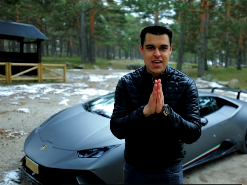 David Díaz en uno de sus vídeos mostrando su coche