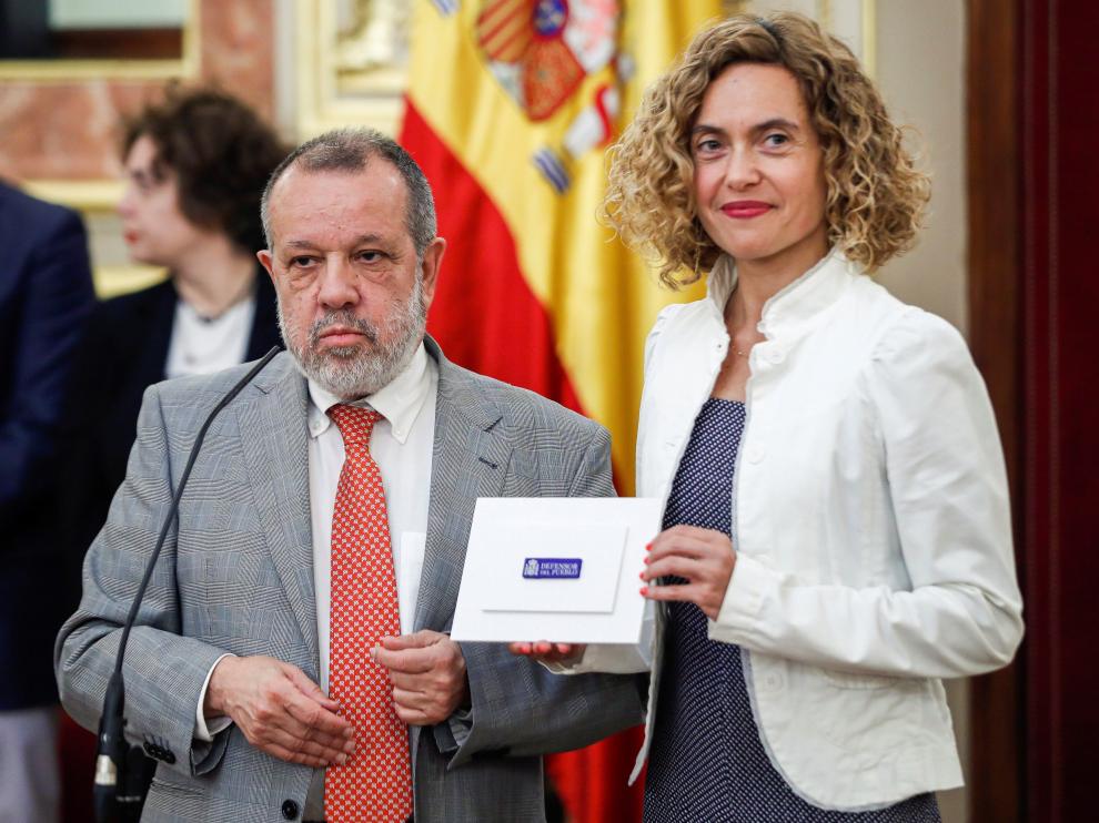 El Defensor del Pueblo en funciones, Francisco Fernández, entrega a Meritxell Batet su Informe Anual.