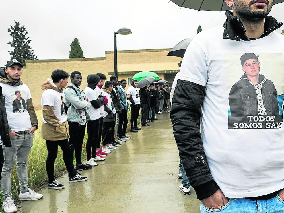 Familiares y amigos de Sami Hamidi, el día de su entierro en el cementerio de Torrero.