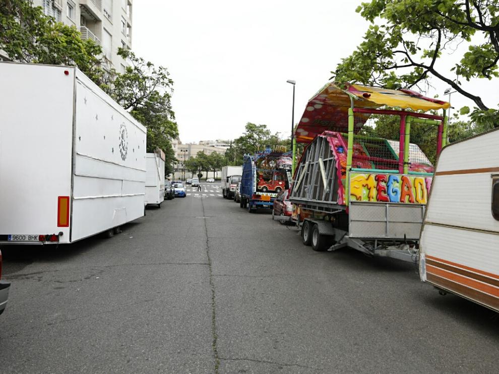Las diferentes atracciones aparcadas esta mañana antes de comenzar su montaje en el solar de Mariano García Condoy