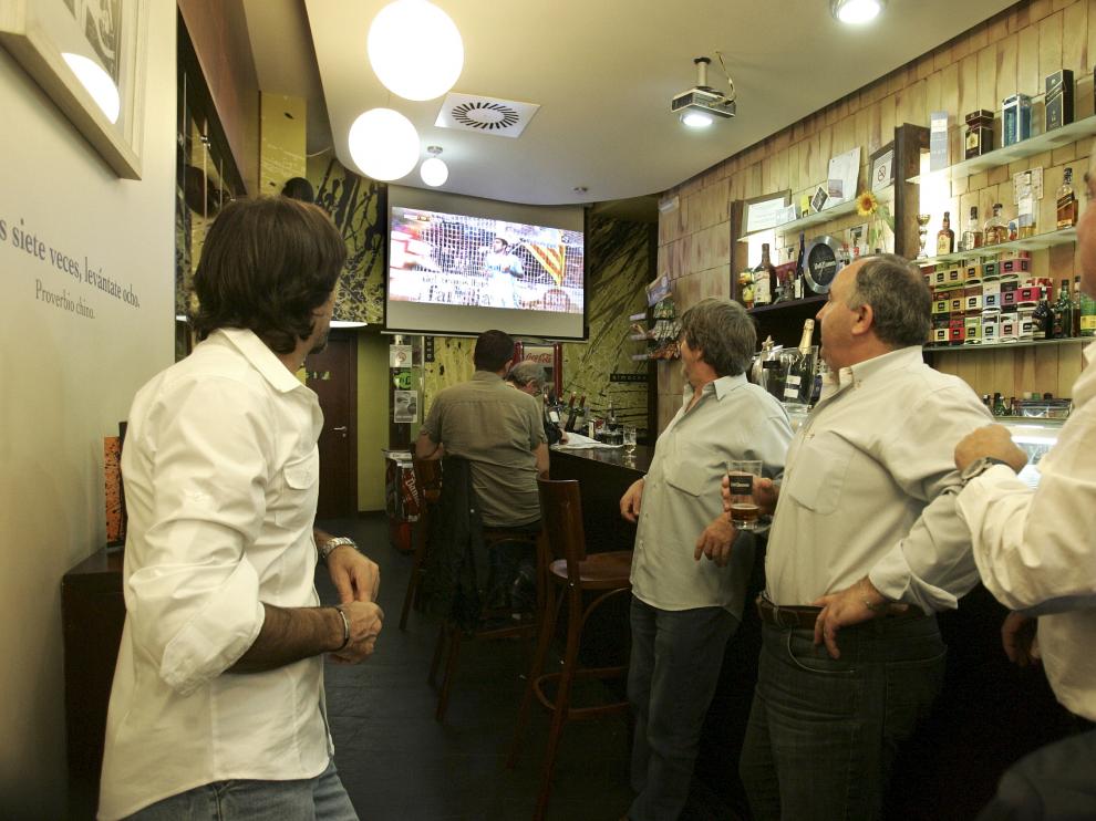 Aficionados viendo el partido del Huesca en Gerona en el bar Garabato /Foto Rafael Gobantes / 8-10-11