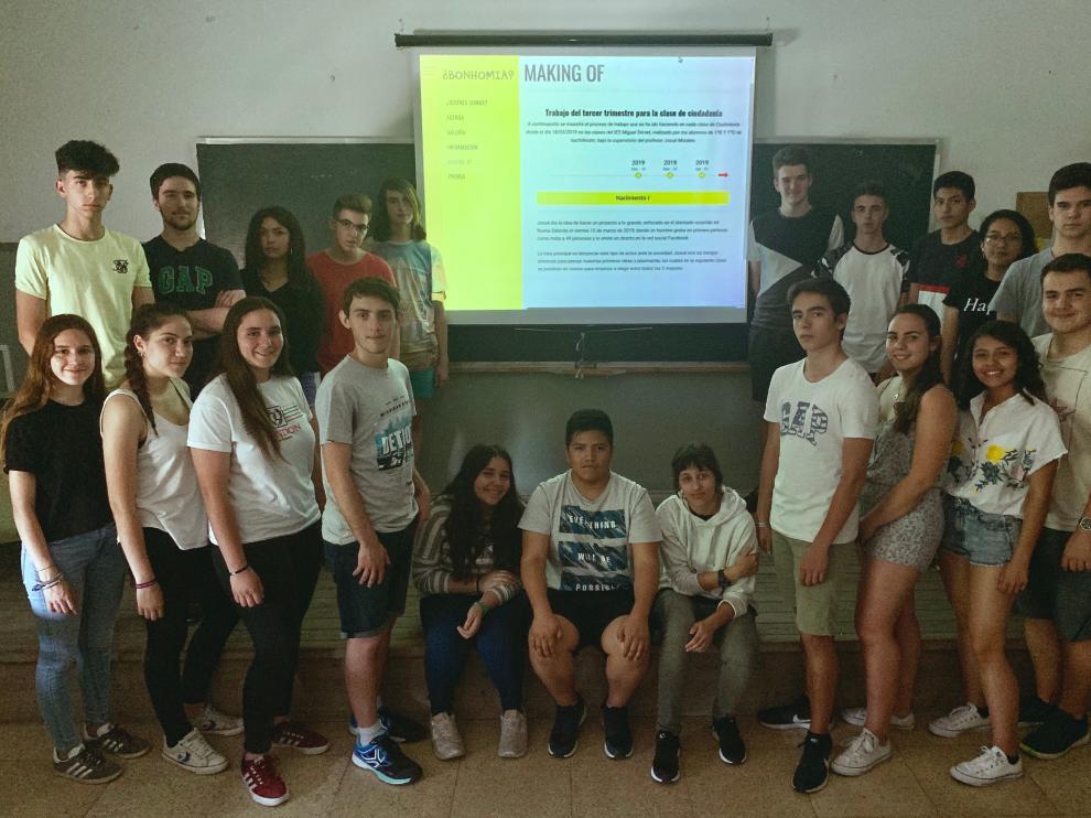 El equipo de 1º de bachillerato, al completo, muestra el ‘making of’ de su propuesta