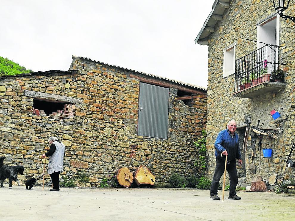 Este municipio agrícola y ganadero, situado a las puertas del valle de Benasque y al abrigo del Turbón, explora una incipiente oferta turística para valorar alternativas de presente y futuro