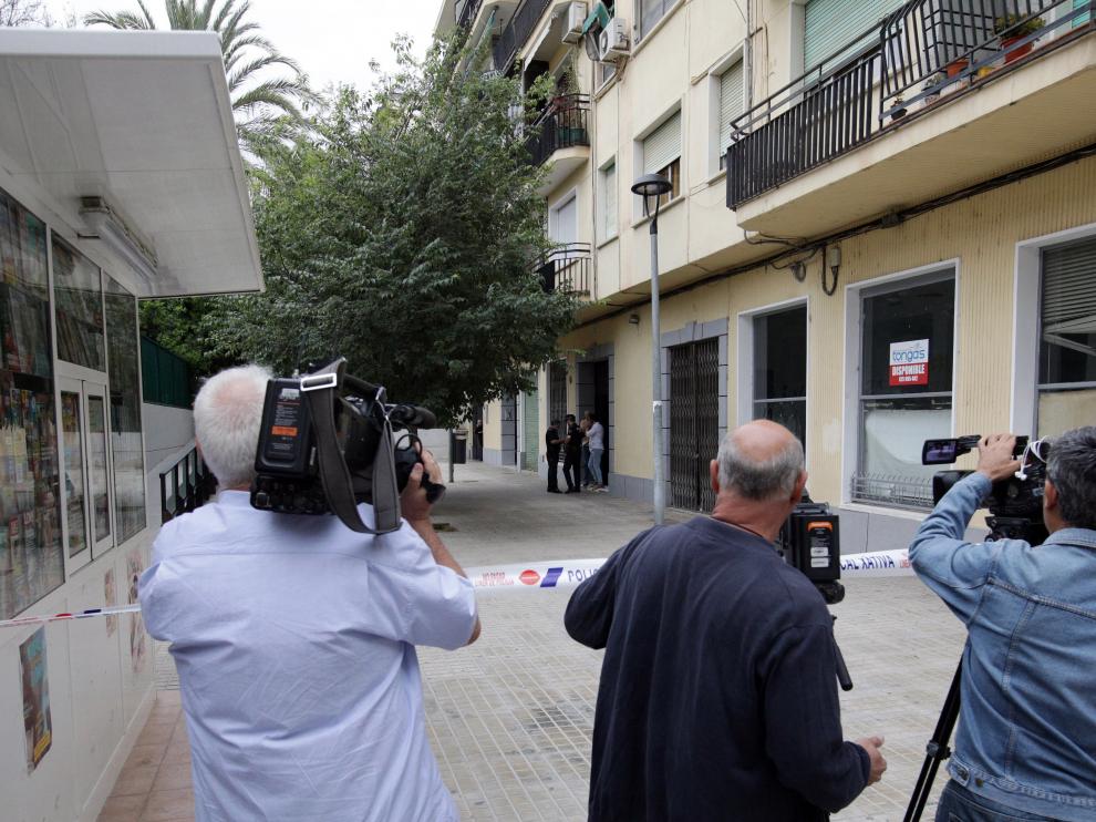 Policías y periodistas en el lugar donde ocurrió el crimen