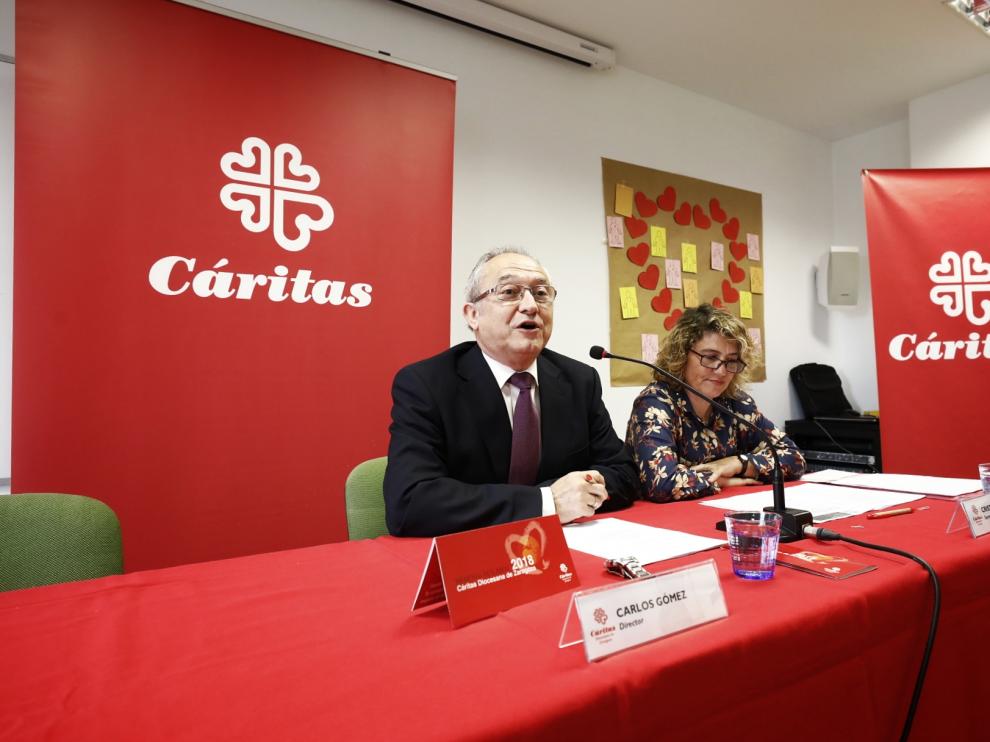 Carlos Gómez, director de Cáritas Diocesana de Zaragoza, y Cristina García, secretaria general de la entidad, en la presentación de la memoria de actividades este martes.