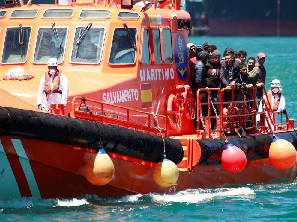La 'Salvamar Gadir', movilizada para esta actuación, localizó la patera nueve millas al suroeste de Barbate.