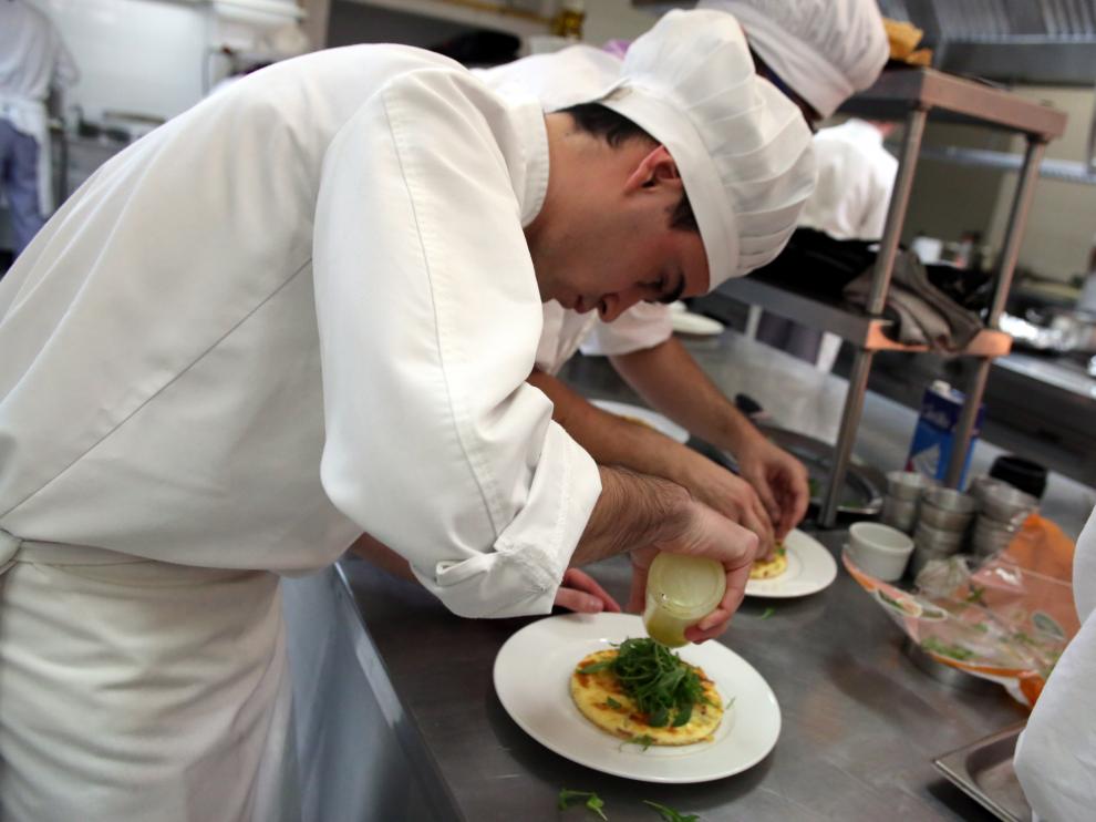 Alumnos de la Escuela de Hostelería de Huesca en la cocina del centro.