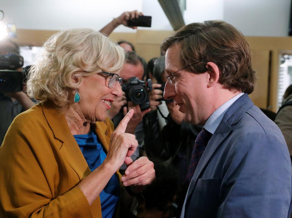 La alcaldesa en funciones de Madrid, Manuela Carmena, conversa con el candidato del PP al Consistorio, José Luis Martínez-Almeida.