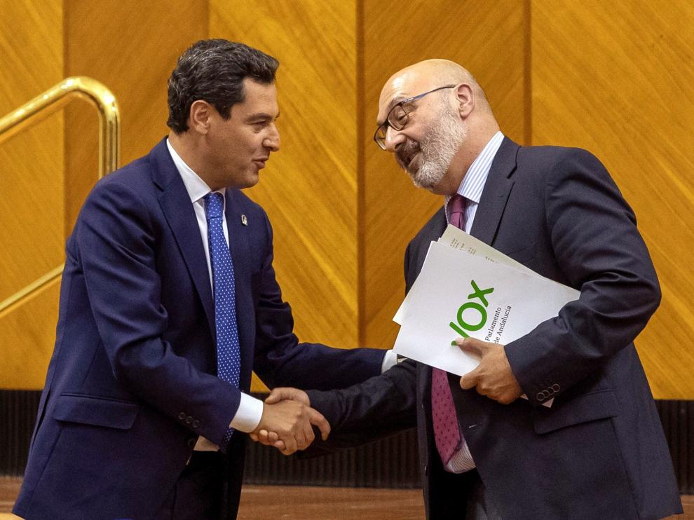 El presidente andaluz, Juanma Moreno, y el portavoz de Vox, Alejandro Hernández, este miércoles.