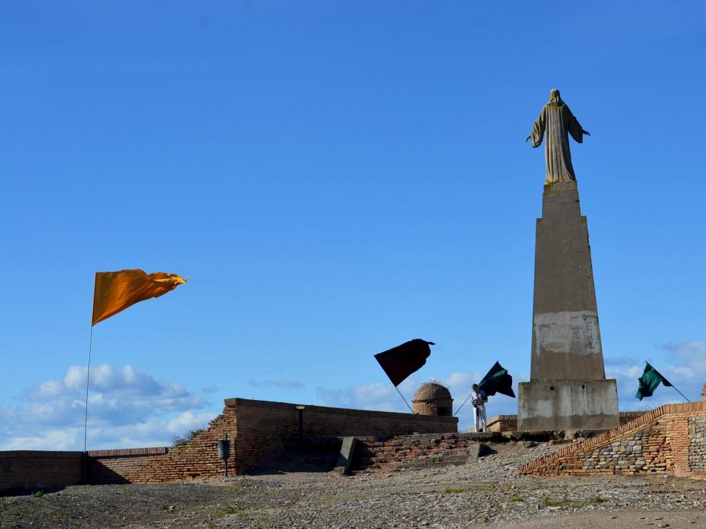 La estatua del Sagrado Corazón domina el patio de armas del castillo de Monzón.