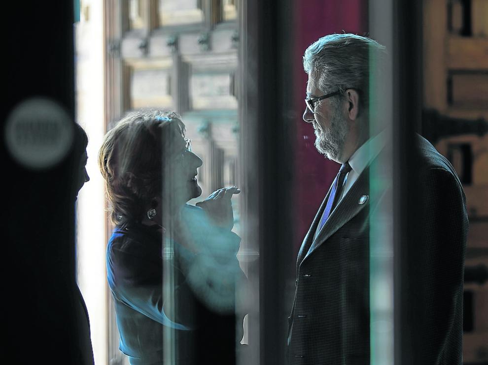 La consejera María Victoria Broto y el rector José Antonio Mayoral, este miércoles en la Universidad de Zaragoza, donde firmaron un convenio sobre consumo responsable.
