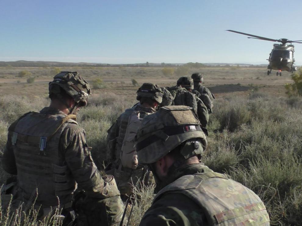 Militares de la Brigada Paracaidista y helicópteros de las FAMET realizan ejercicios de asalto aéreo en el campo de maniobras de San Gregorio.