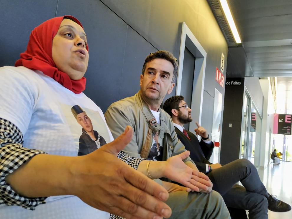 Nawel y Nadir Hamidi, padres del joven asesinado, junto a su abogado, Carlos Vela, este miércoles en los juzgados.