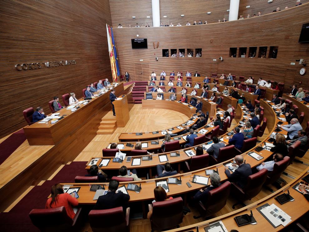 GRAFCVA5479. VALENCIA, 12/06/2019.- Vista general del hemiciclo durante el discurso de investidura del president de la Generalitat en funciones, Ximo Puig, en Les Corts Valencianes. EFE/Manuel Bruque Puig inicia su discurso pidiendo unidad ante la violencia machista