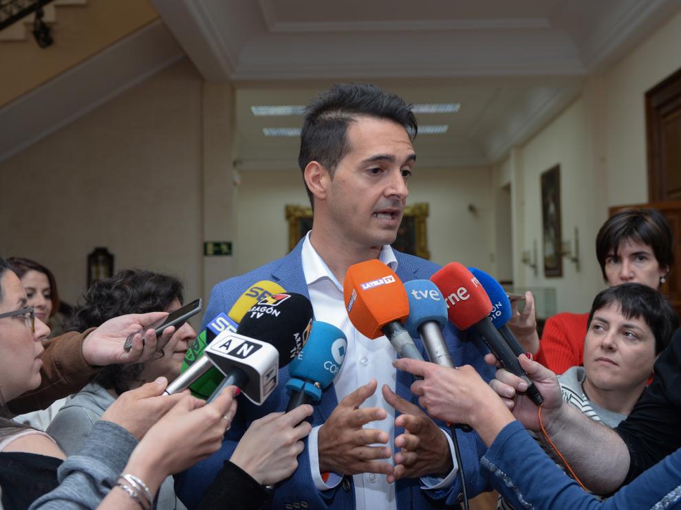 Ramón Fuertes comparece ante los medios tras la reunión con Emma Buj.