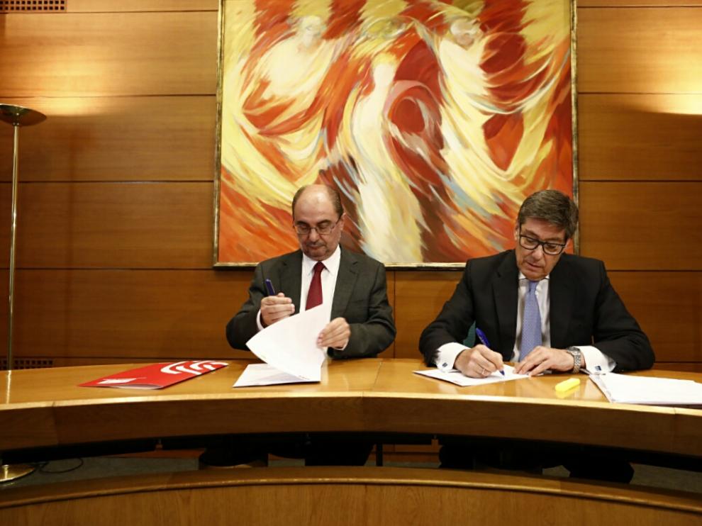 Lambán y Aliaga han firmado este jueves las bases de su gobierno de coalición en las Cortes de Aragón.