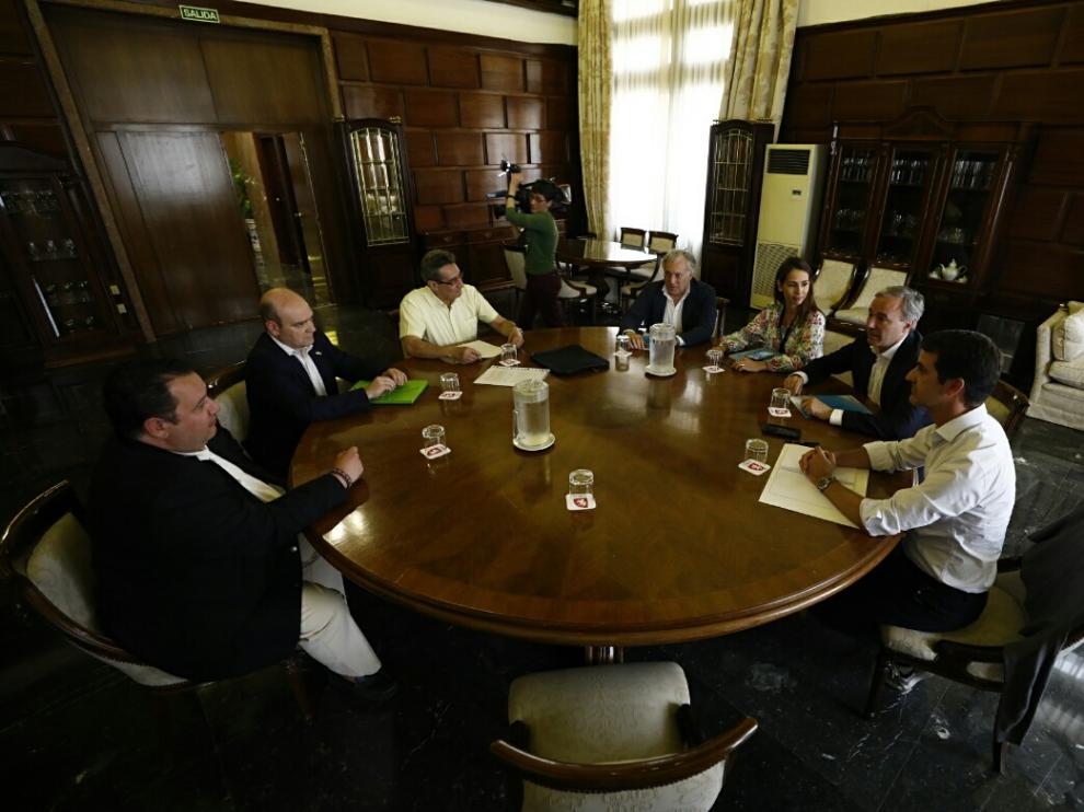 Los representantes del PP y de Vox se reunieron ayer en el Ayuntamiento de Zaragoza.