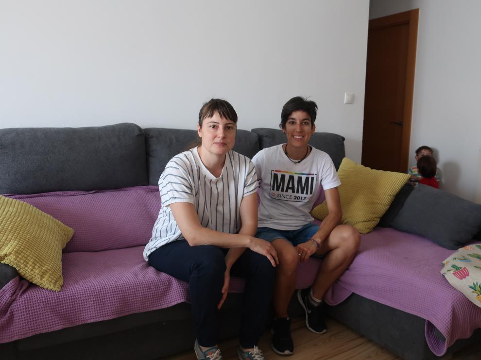 Adriana y Alicia denuncian que Hacienda les niega la ayuda por maternidad para madres trabajadoras.