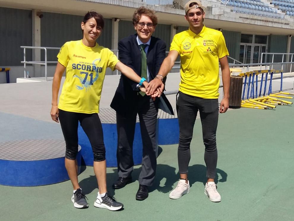 De izquierda a derecha: Isabel macías (atleta), Rafa Guerras (presidente del Scorpio) y Daniel Ambrós (atleta).