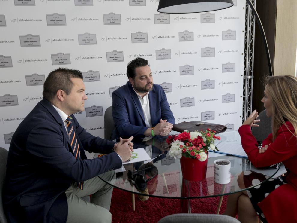 Antonio Laborda y David Arranz, de Vox, con Ana Alós este jueves.