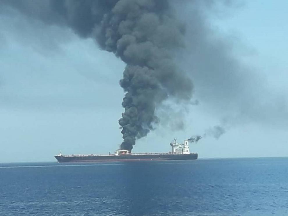 El petrolero noruego Nort Altair arde en el golfo de Omán.