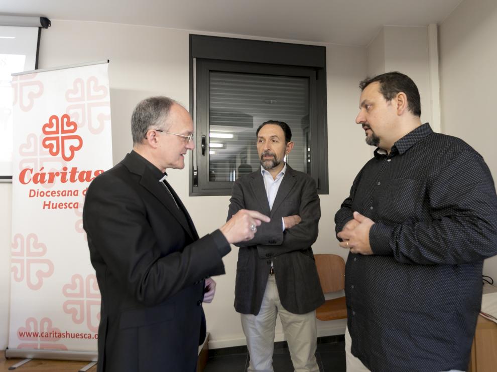 El obispo de Huesca, Julián Ruiz, con el director y el secretario de Cártias, Felipe Munuera y Jaime Esparrach.