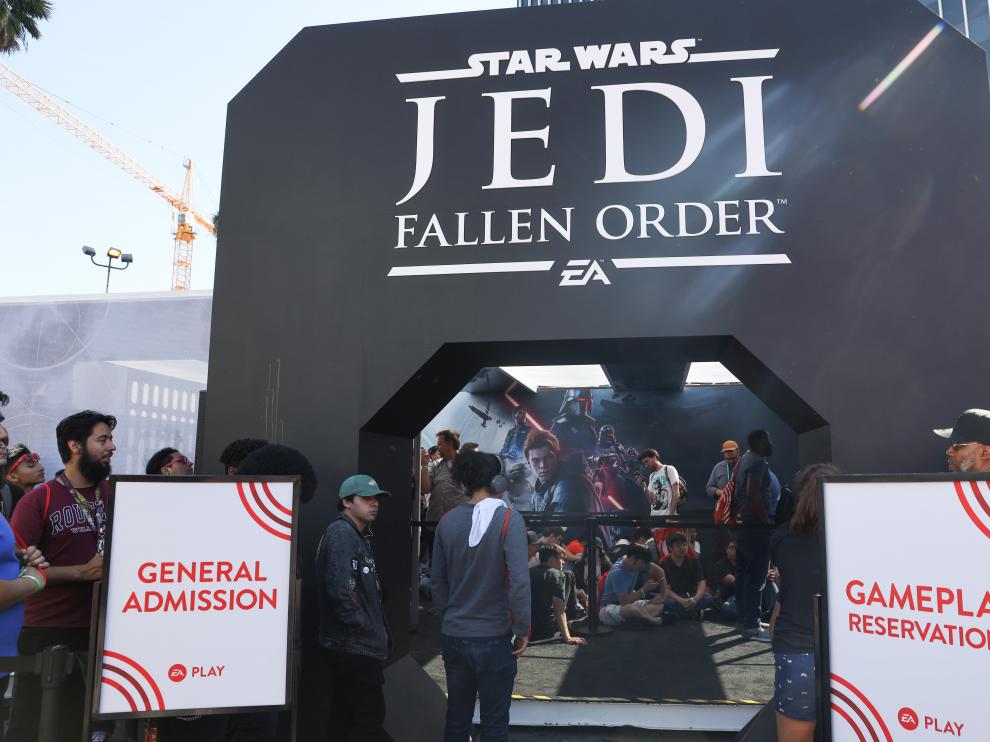 Fans y medios esperan para probar el nuevo juego de Star Wars