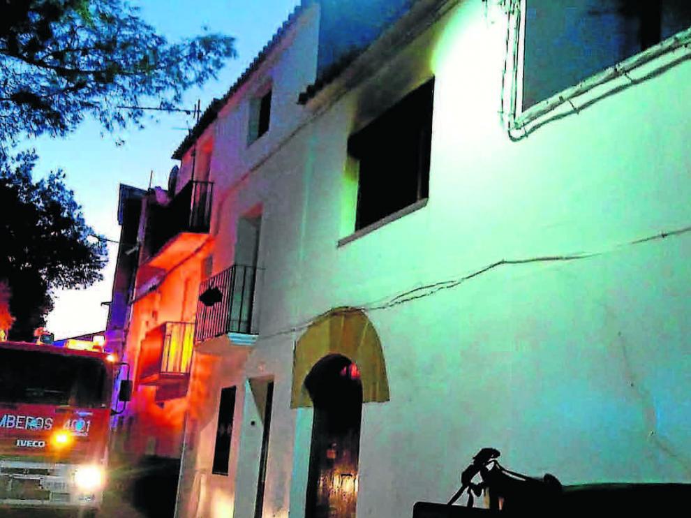 El fuego se produjo en una habitación de la segunda planta y los bomberos de la DPZ rescataron a la víctima con heridas muy graves.