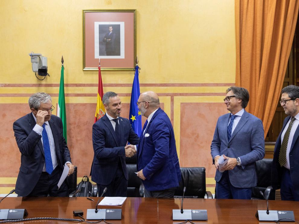 Los consejeros andaluces de Economía, Rogelio Velasco (Cs), y de Hacienda, Juan Bravo (PP), con los diputados de Vox Alejandro Hernández, Manuel Gavira y Francisco Serrano durante la firma del acuerdo.