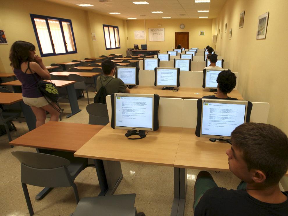 Examen teorico del carnet de conducir en Huesca /Foto Rafael Gobantes / 15-7-15